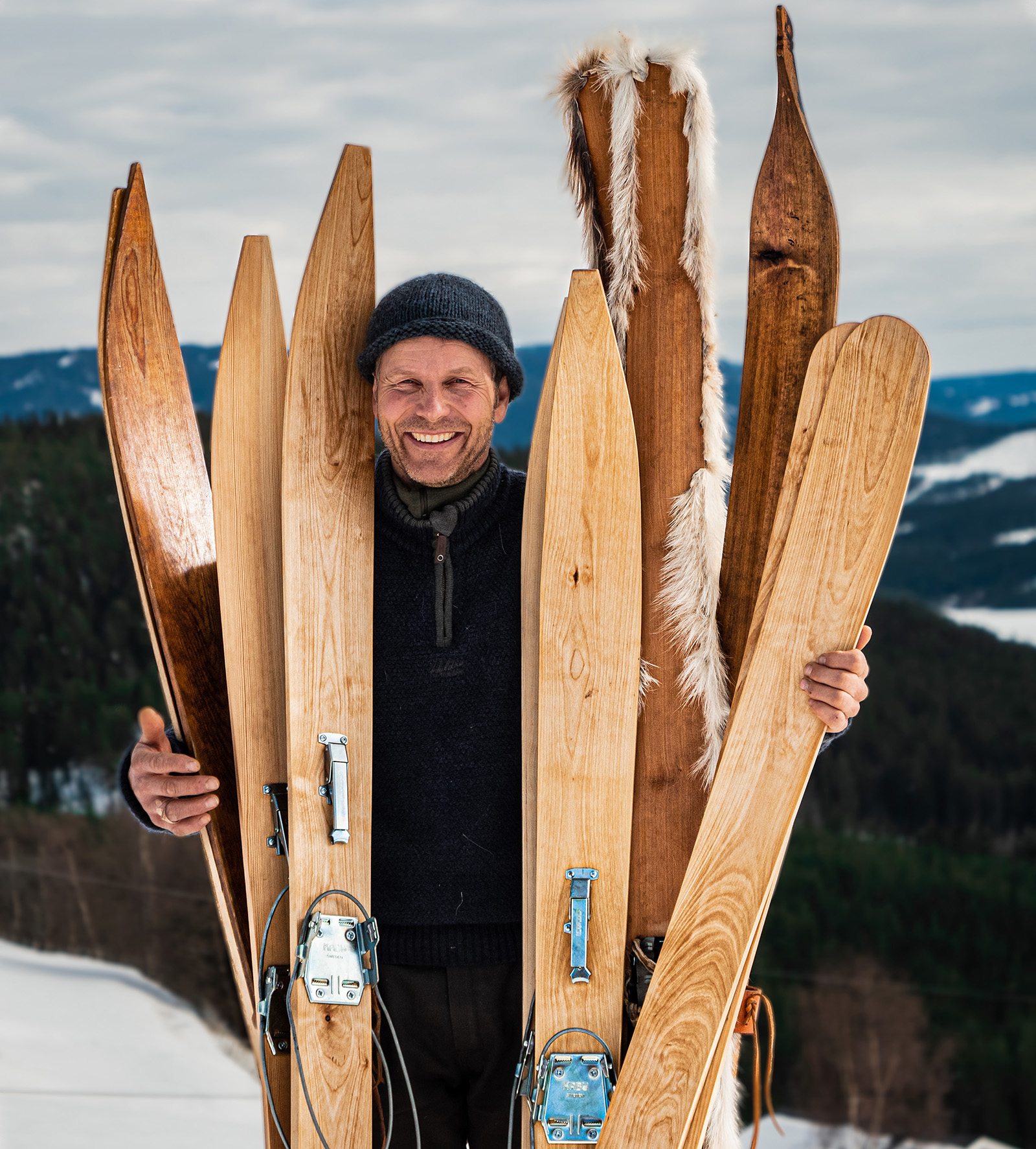 Unike heltreski. Skimaker Thomas Aslaksby i Nørrestogo as viser ulike treski med forskjellige bruksegenskaper. Foto: Nilsson Cinematics