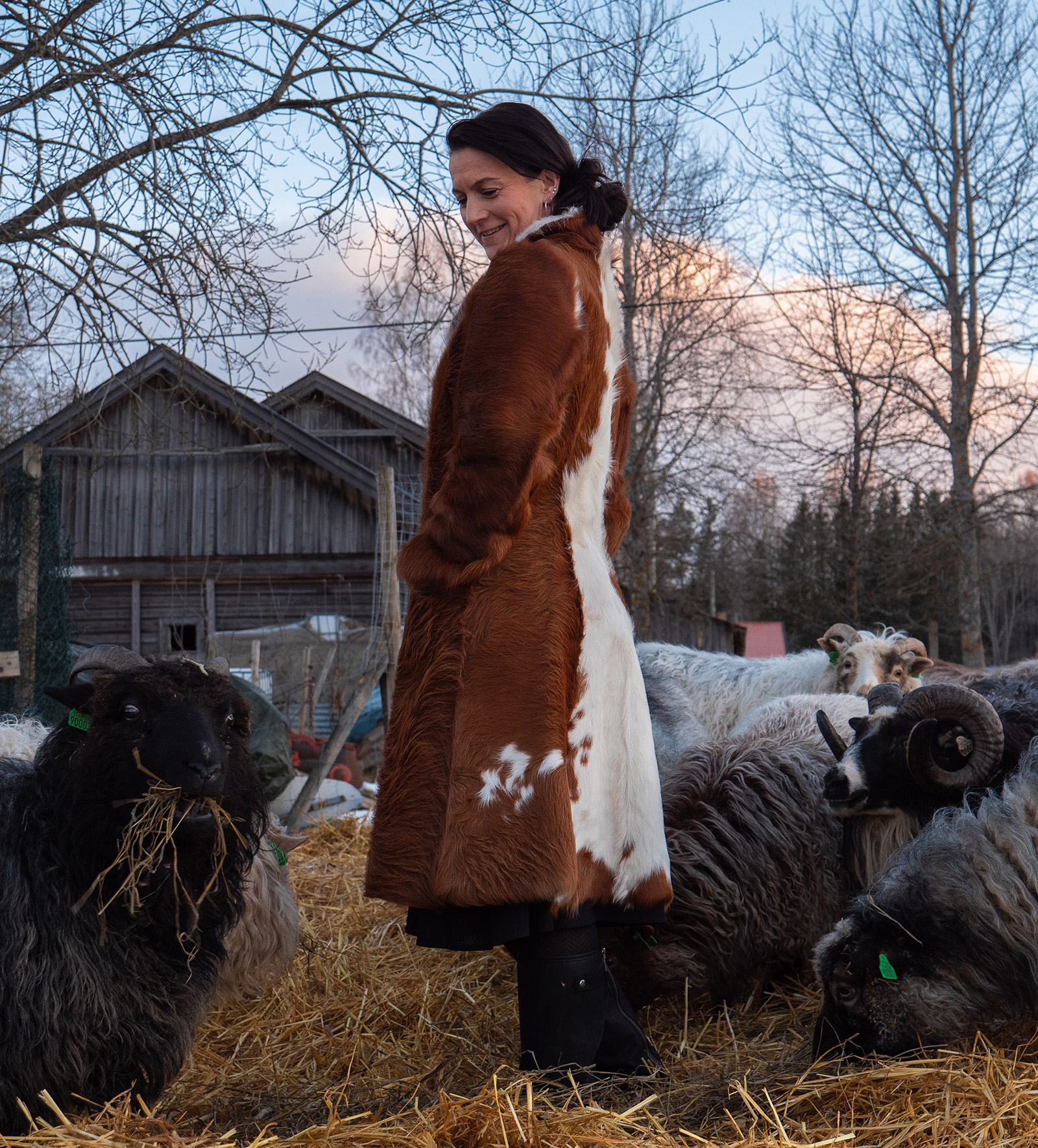 Kåpe i kuskinn med etisk pels fra håndverker Bine Melby skreddersøm og design. Foto: Nilsson Cinematics