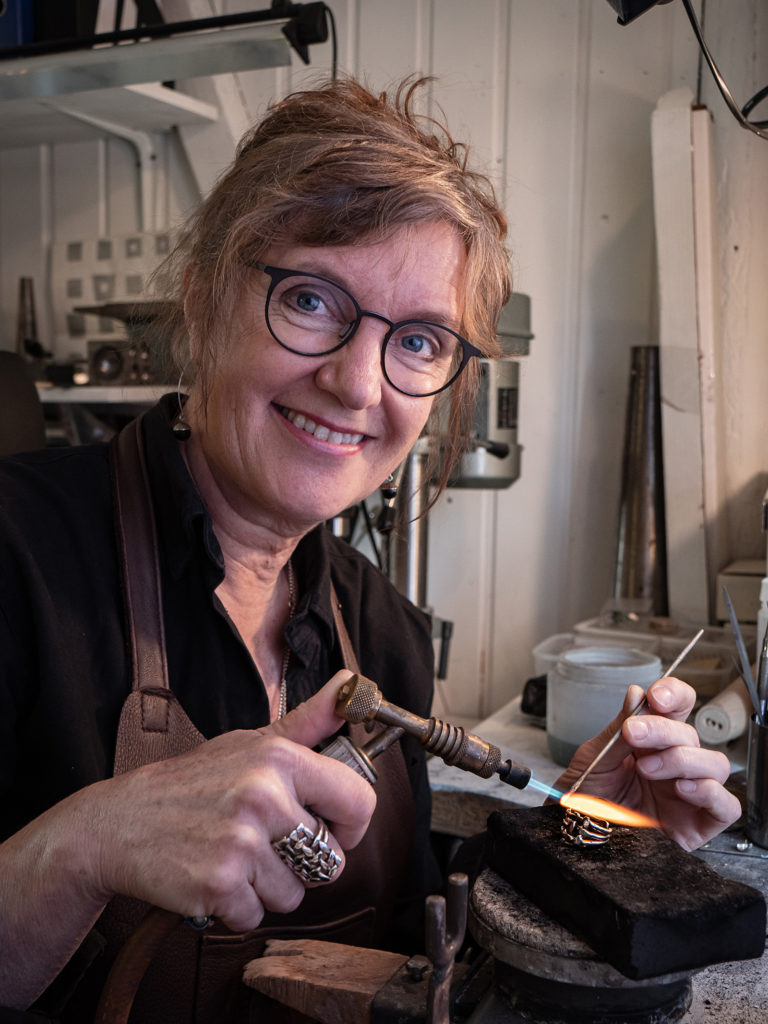 Designer Mari Lilleberre i arbeid med nye sølvsmykker i sitt atelier Lilleberre. Foto: Nilsson Cinematics