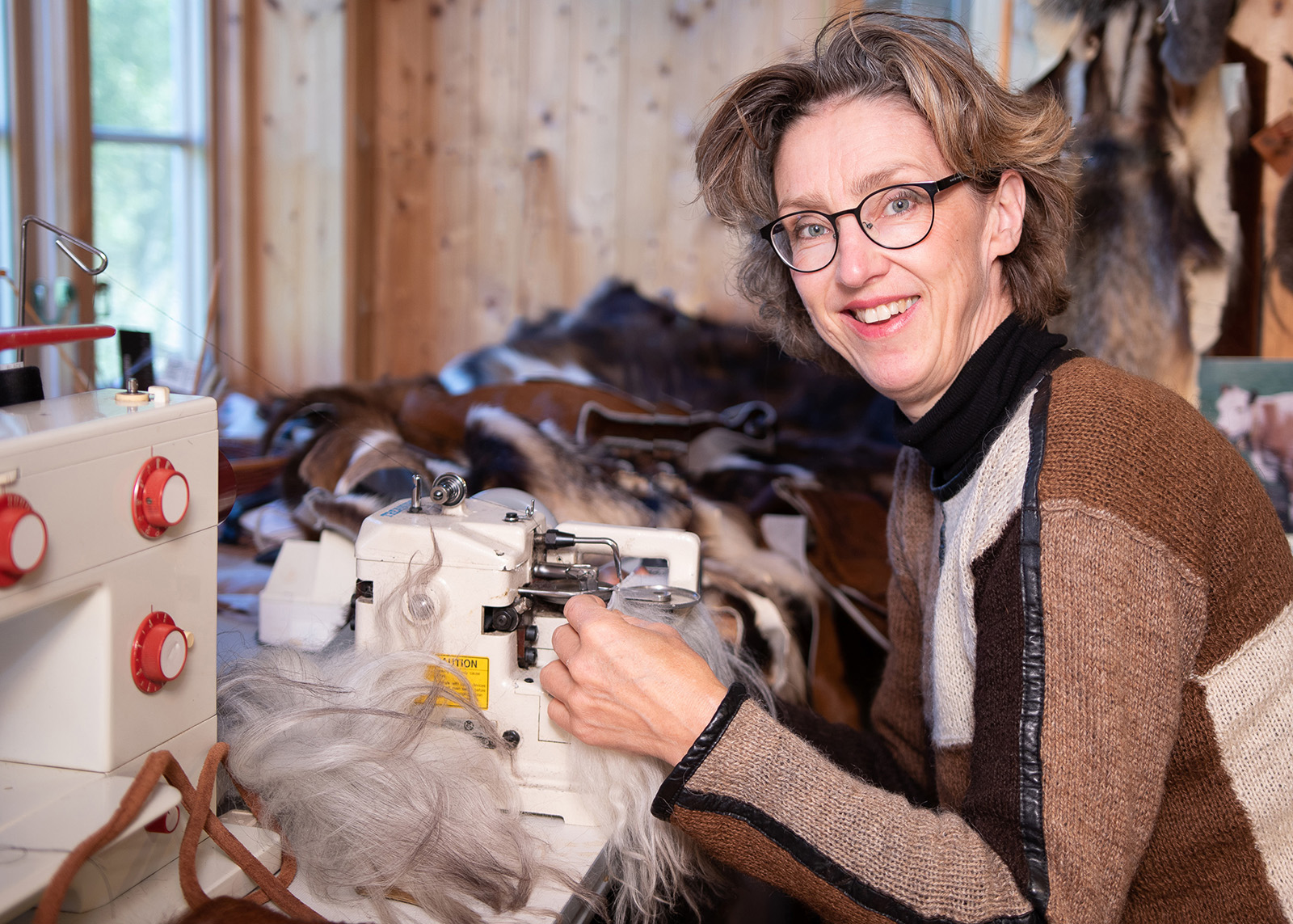 Håndverker Bine Melby med skreddersøm av etisk pels fra gamle norske husdyrraser. Foto: Birgitta Margareta Lindén