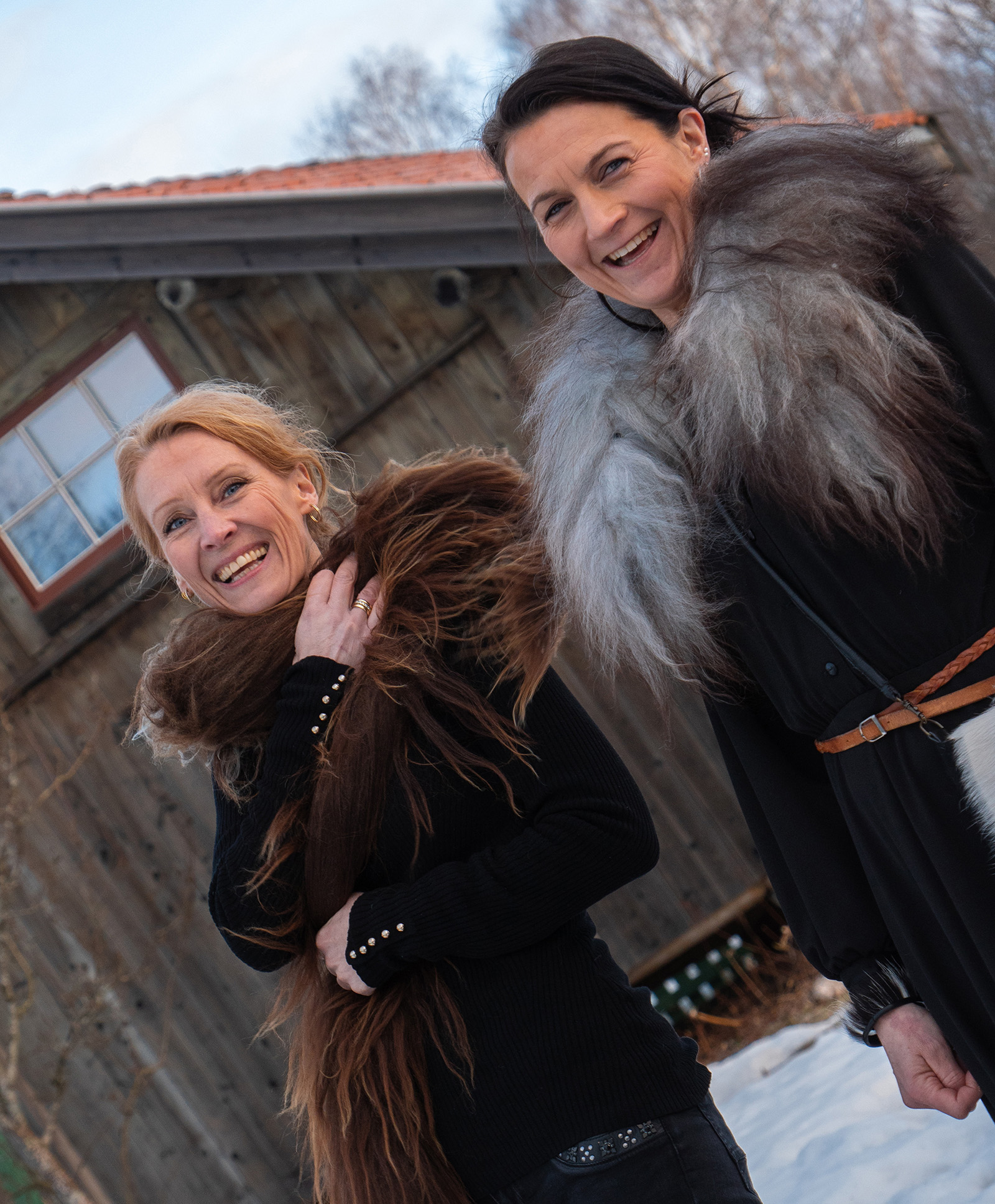 Skjerf og boa i pels fra gammelnorsk spælsau, etisk pels fra håndverker Bine Melby skreddersøm og design. Foto: Nilsson Cinematics