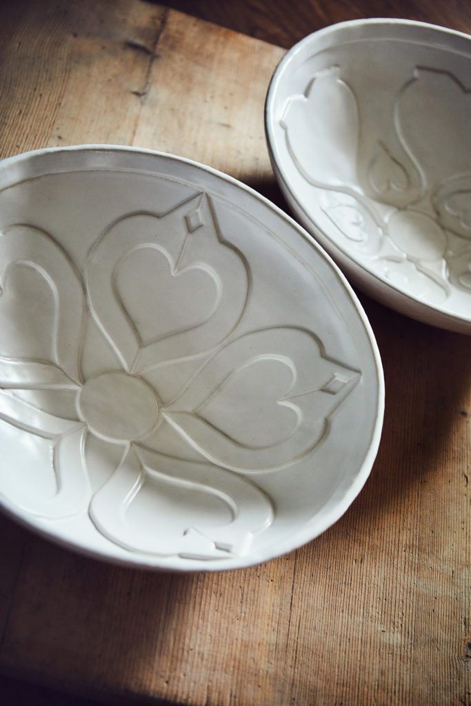Boller i steingodsleire med trykk i tradisjonsmønster, Britt Bakkens Keramikk. Foto: Cathrine Dokken, Kreativ Strek