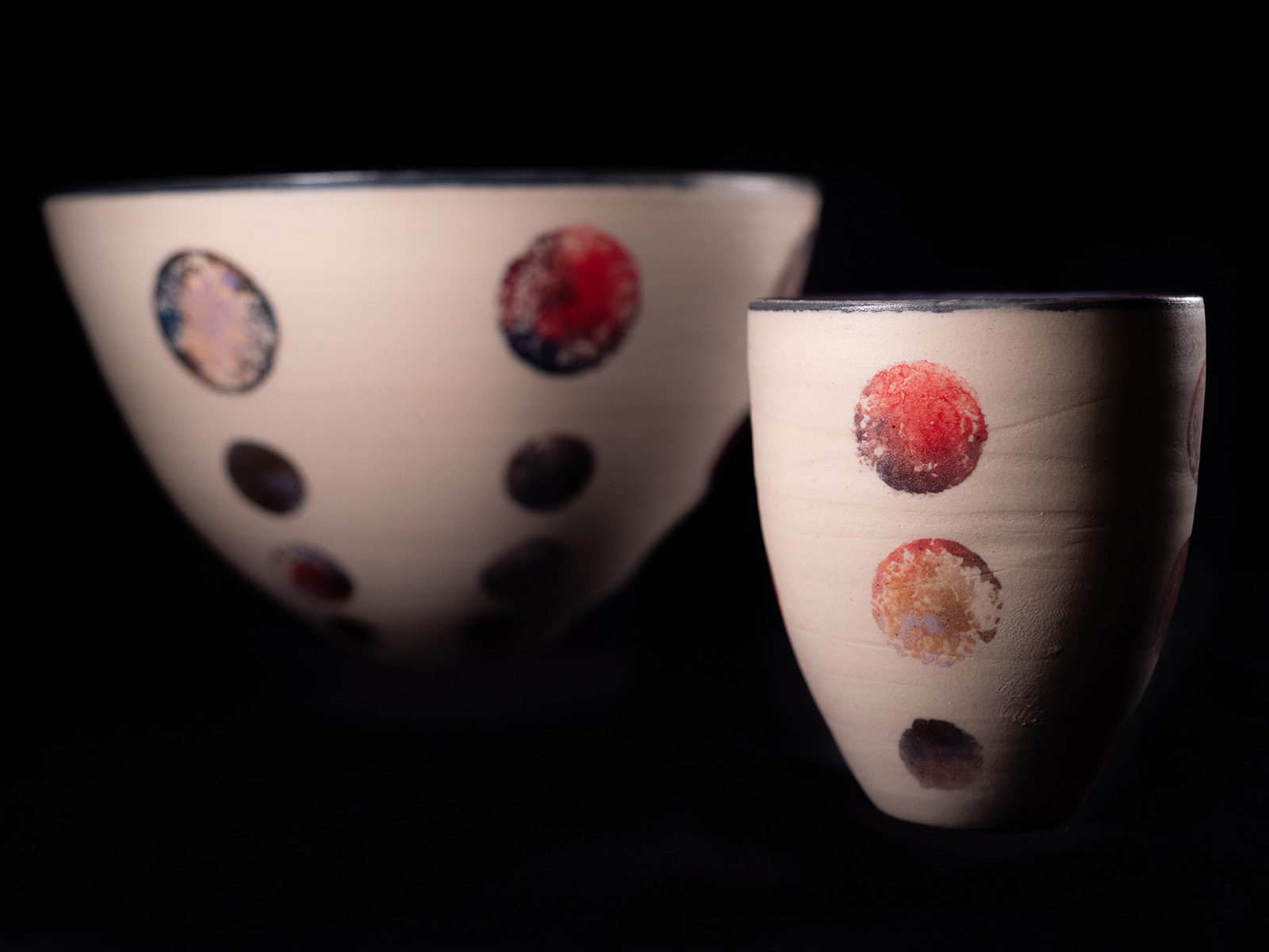 Hånddreide keramikkboller i steingodsleire med dekor inspirert fra naturen. Keramiker Esther Schenker i Valdres Keramikk Atelier. Foto: Nilsson Cinematics