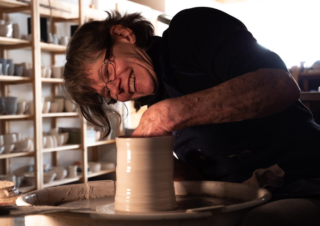 Keramiker Esther Schenker i Valdres Keramikk Atelier dreier vase i steingodsleire. Foto: Nilsson Cinematics