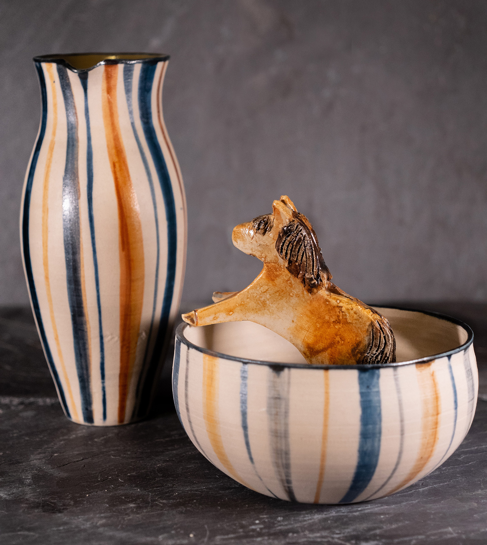Vase og bolle i hånddreid keramikk i steingodsleire. Keramiker Esther Schenker i Valdres Keramikk Atelier. Foto: Nilsson Cinematics