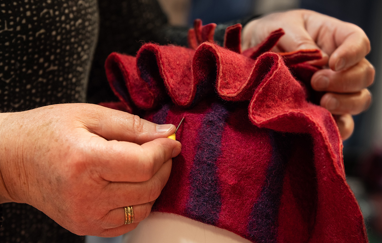 Filtmaker Evelyn Refsahl i Ellevilla bruker norsk lammeull hun vasker, karder, farger og former til hatter. Foto: Nilsson Cinematics