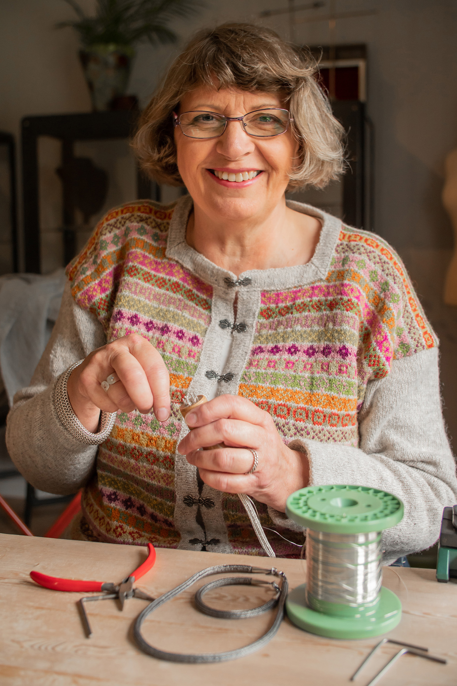 Husflidhåndverker Jane Johnsen i Jane J Design i arbeid med å lage sølvsmykker. Foto: Nilsson Cinematics