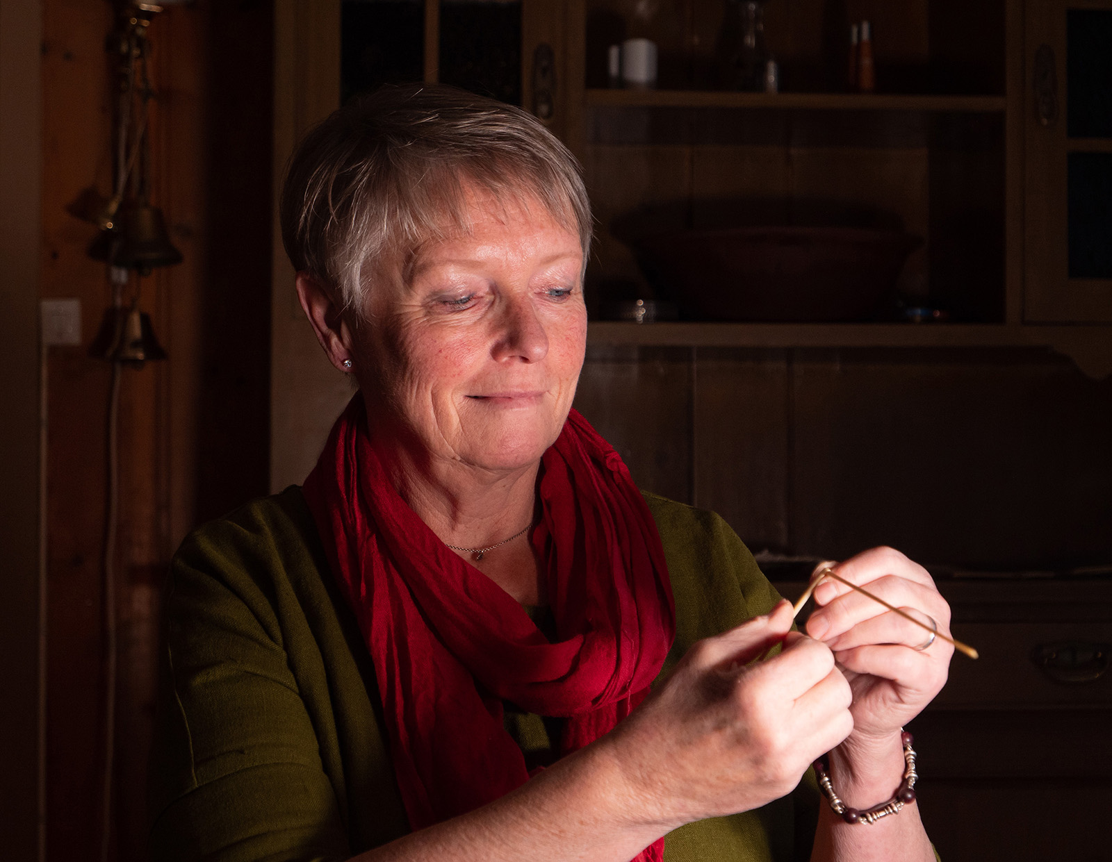Tradisjonshåndverker Mari Bryhni i arbeid med halmsløyd, et bærekraftig og gammelt håndverk. Foto: Nilsson Cinematics