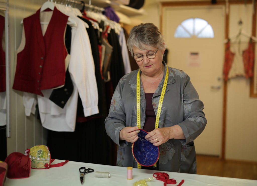 Håndverksmester og bunadstilvirker Mona Løkting i Staslig håndverk og tradisjon i arbeid med håndsøm. Foto Odd Sprakehaug