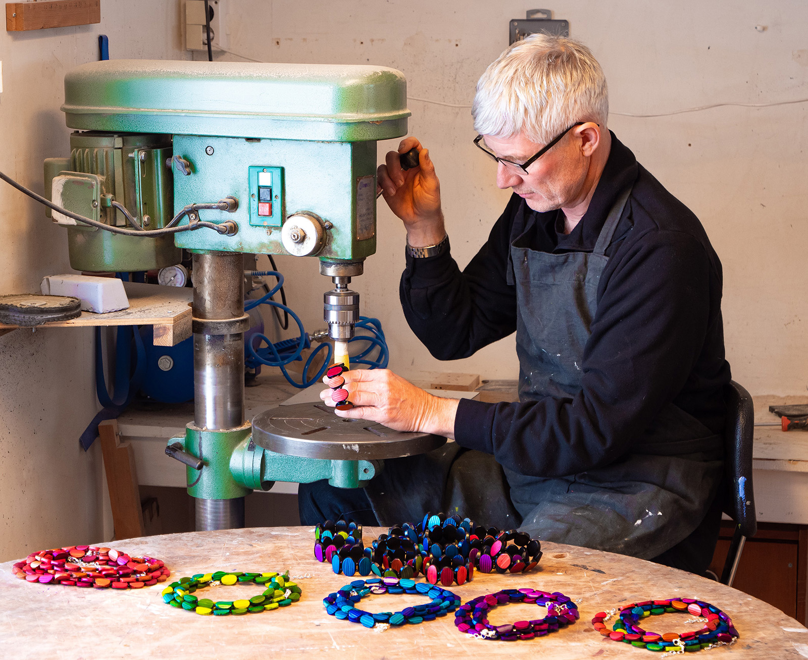 Smykkeprodusent og designer Arne Sollihøgda med produksjon av tresmykker, Nabben Brukskunst. Foto: Nilsson Cinematics