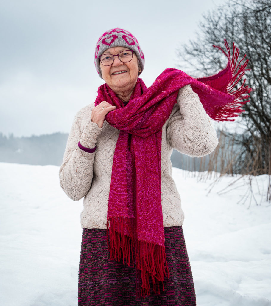 Håndstrikkede og vevde klær med tekstilhåndverker og vevlærer Solveig Orstad Teigen, fra Strikketeigen. Foto: Nilsson Cinematics