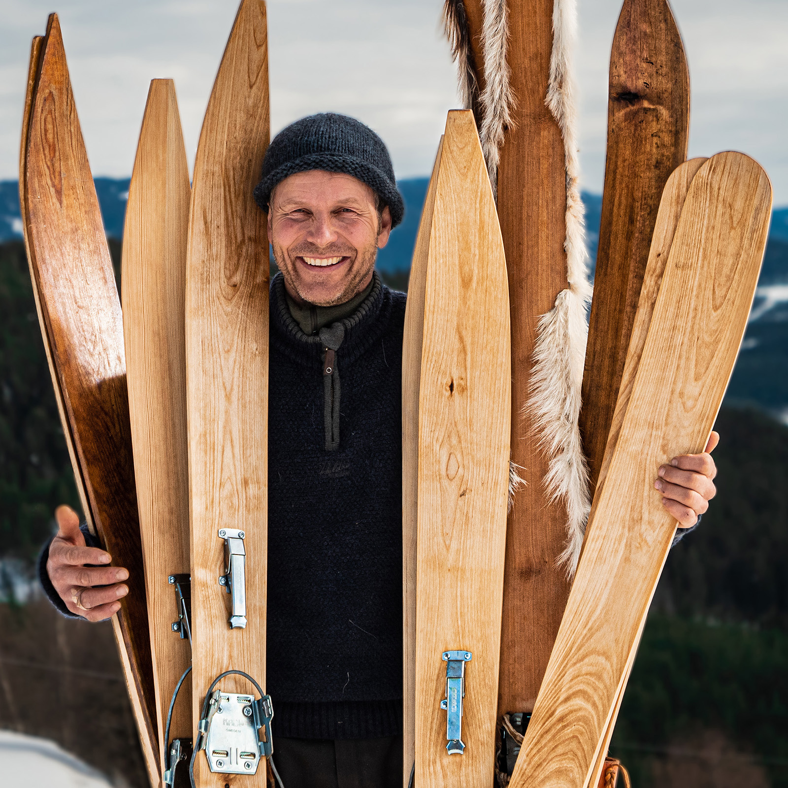 Unike heltreski. Skimaker Thomas Aslaksby i Nørrestogo as viser ulike treski med forskjellige bruksegenskaper. Foto: Nilsson Cinematics