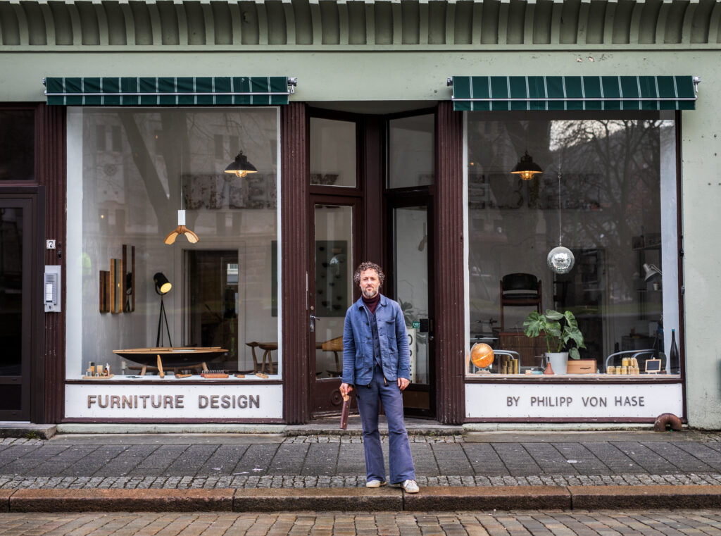 Bak disse dørene, i en gammel bygård i Bergen, designer, produserer og selger Philipp von Hase sine unike tremøbler. I andre etasje har han leilighet.