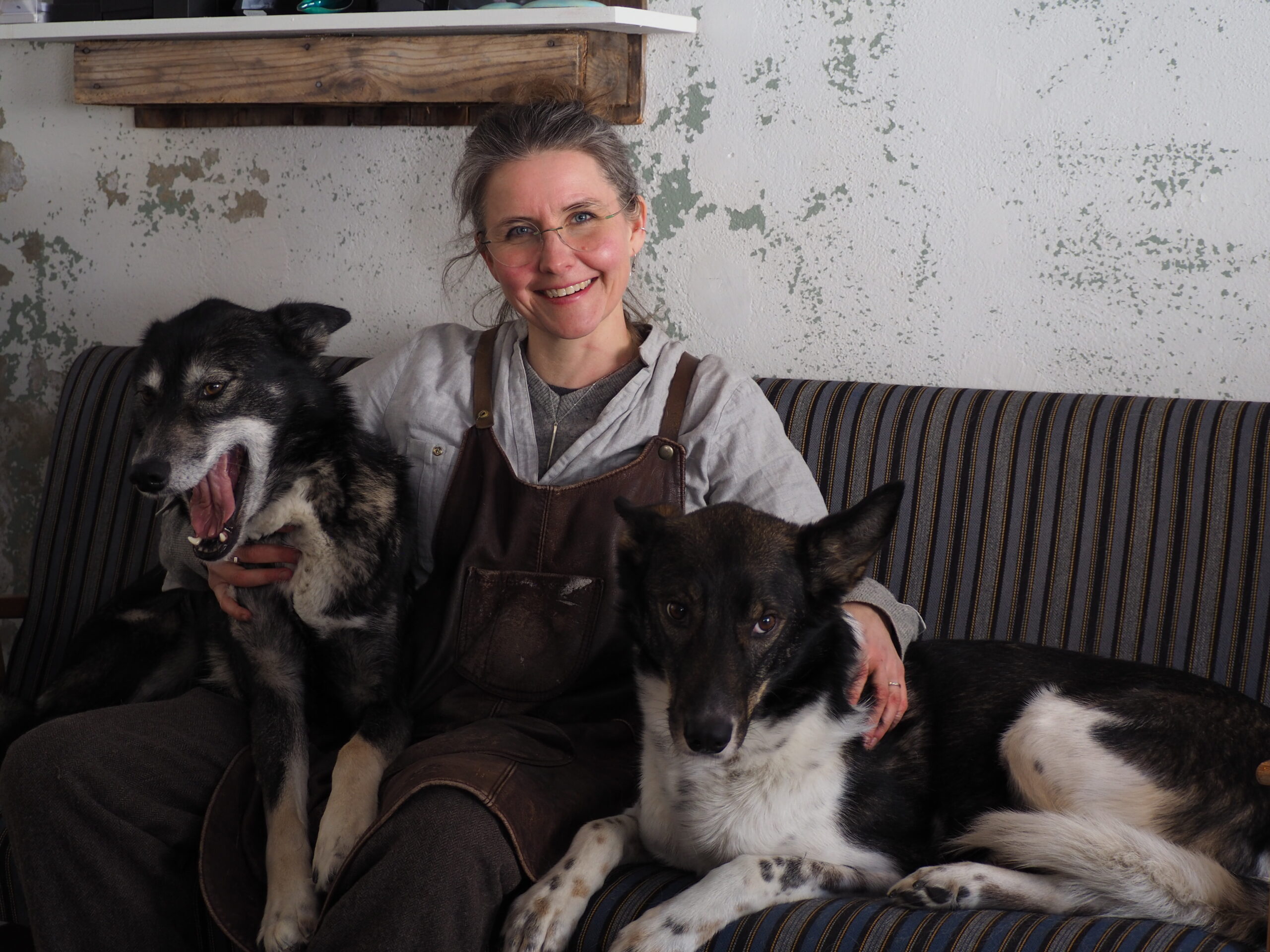 Linn Sigrid Bratland har venner og kolleger med ulik alder og bakgrunn på Haukeli. Når hun nå flytter sørover blir likevel de aller viktigste med: mann, tre barn og hundene Mikkel og Gwen.