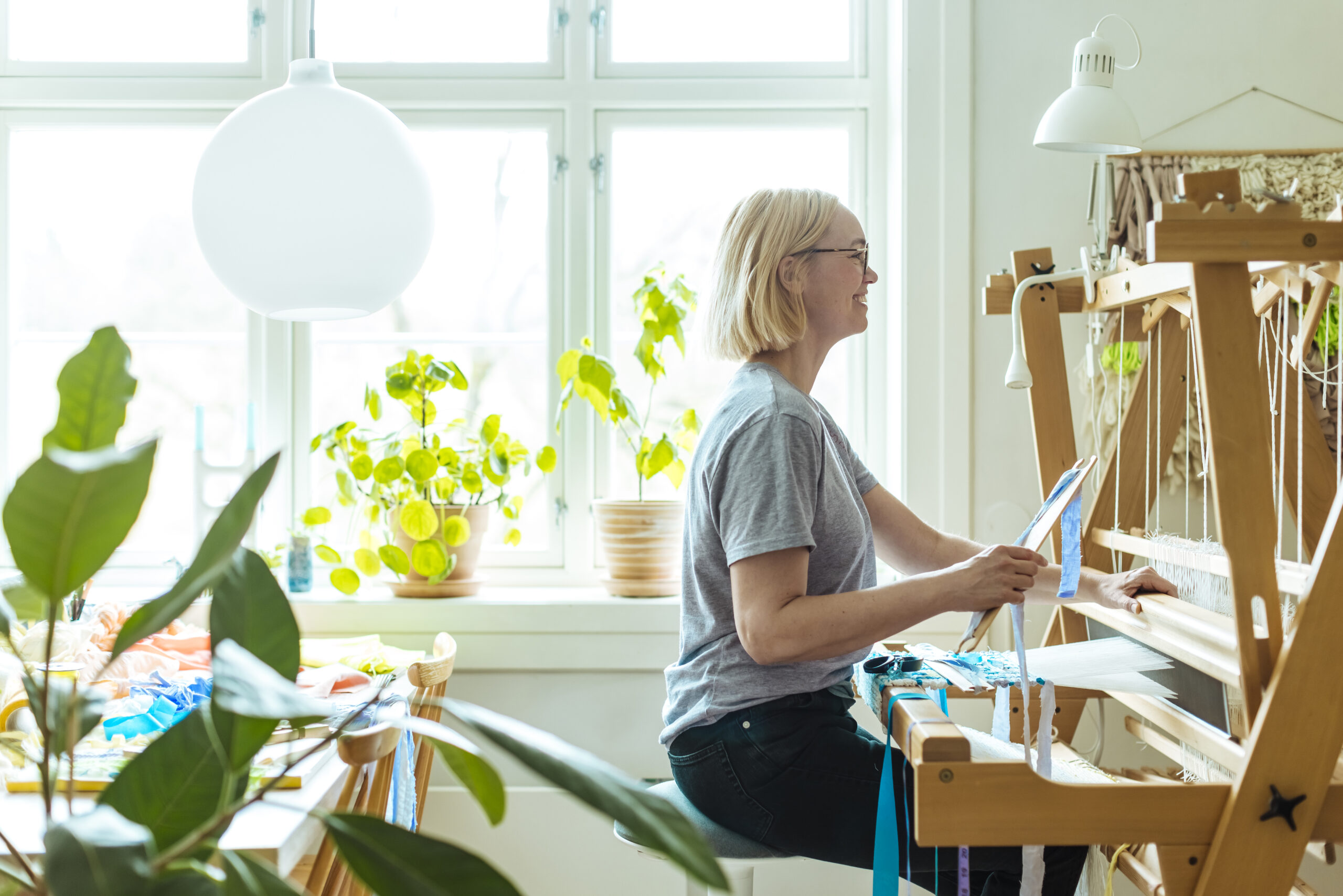 Ida Hagens hjem er fylt med lyse farger, grønne planter og en vevstol i hjørnet. Her utforsker hun nye teknikker, materialer og fargekombinasjoner. Foto: Astrid Waller