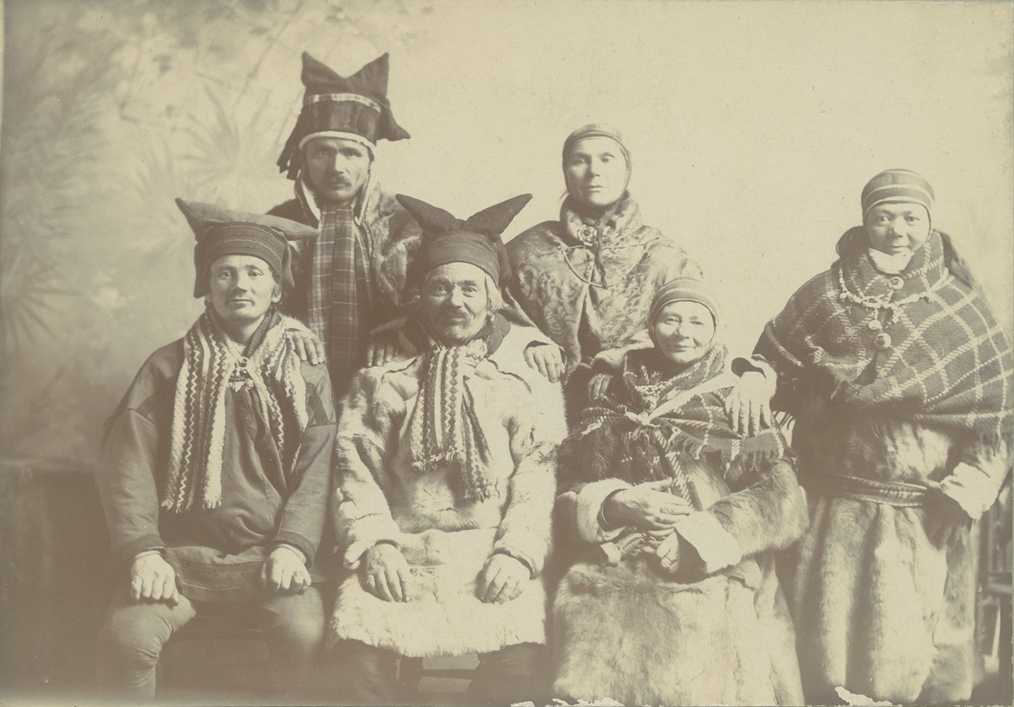 Originalfotografiet viser Per Ivar Sombys farfar (foran til venstre), hans søster og deres foreldre sammen med et annet ektepar på Newfoundland i 1908. 