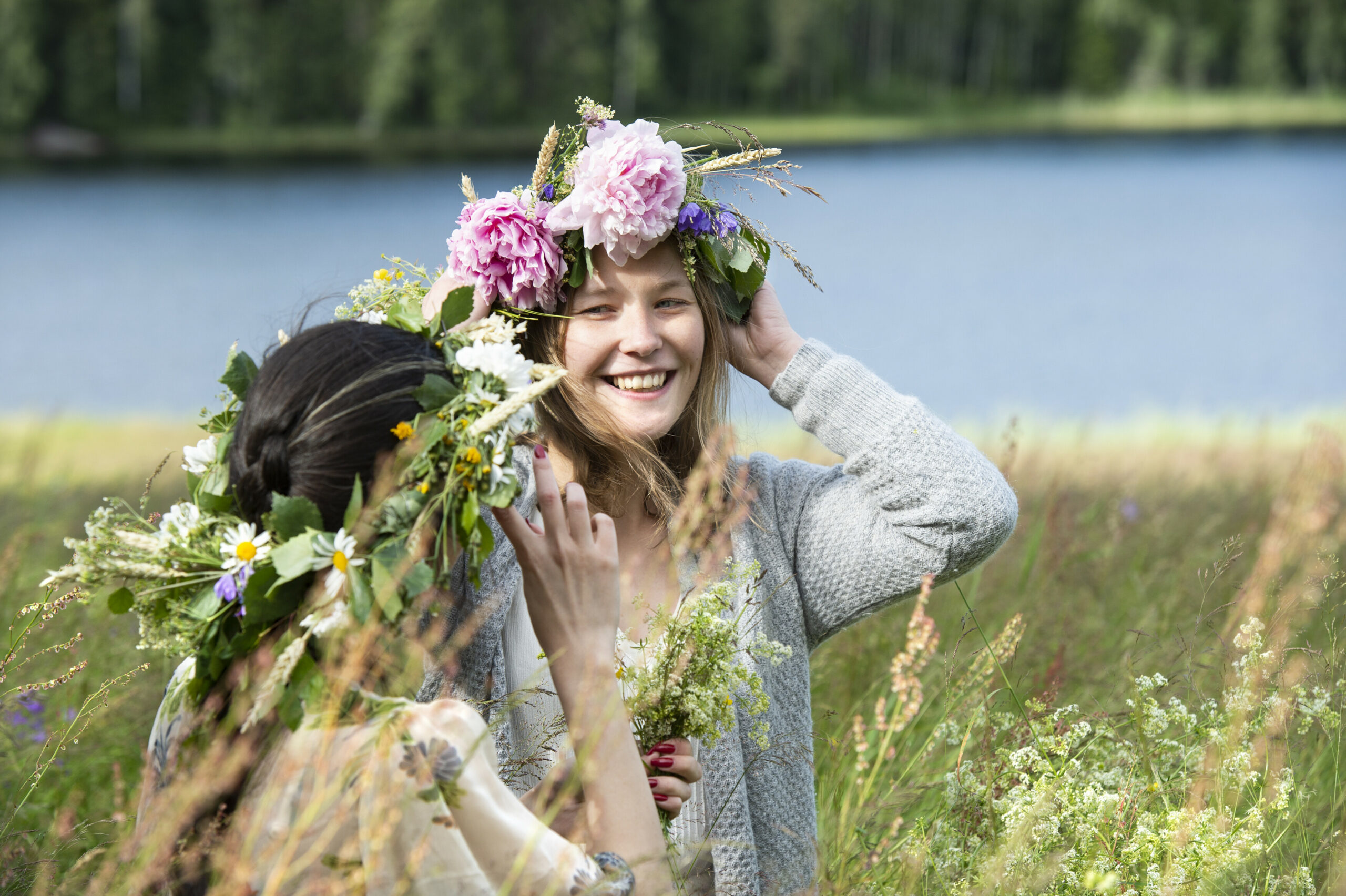 Under den svenske midtsommerfeiringen er det tradisjon å pynte seg med vakre blomsterkranser på hodet. Foto: Anna Hållams/imagebank.sweden.se