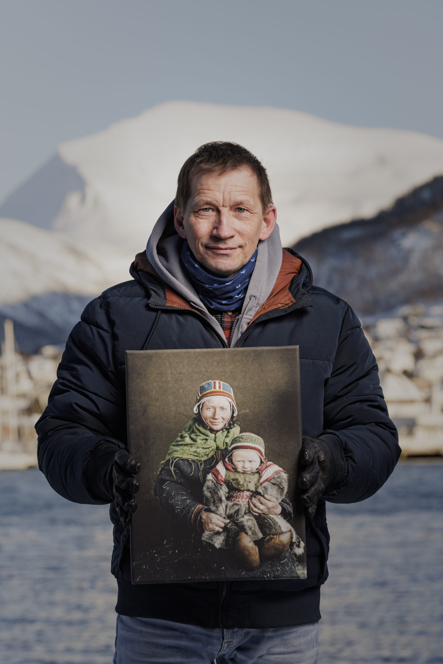Per Ivar Somby gjenoppdager sin samiske bakgrunn gjennom arbeidet med historiske fotografier. Det fargelagte bildet av oldemoren henger til vanlig på veggen hjemme. Foto: Marius Fiskum