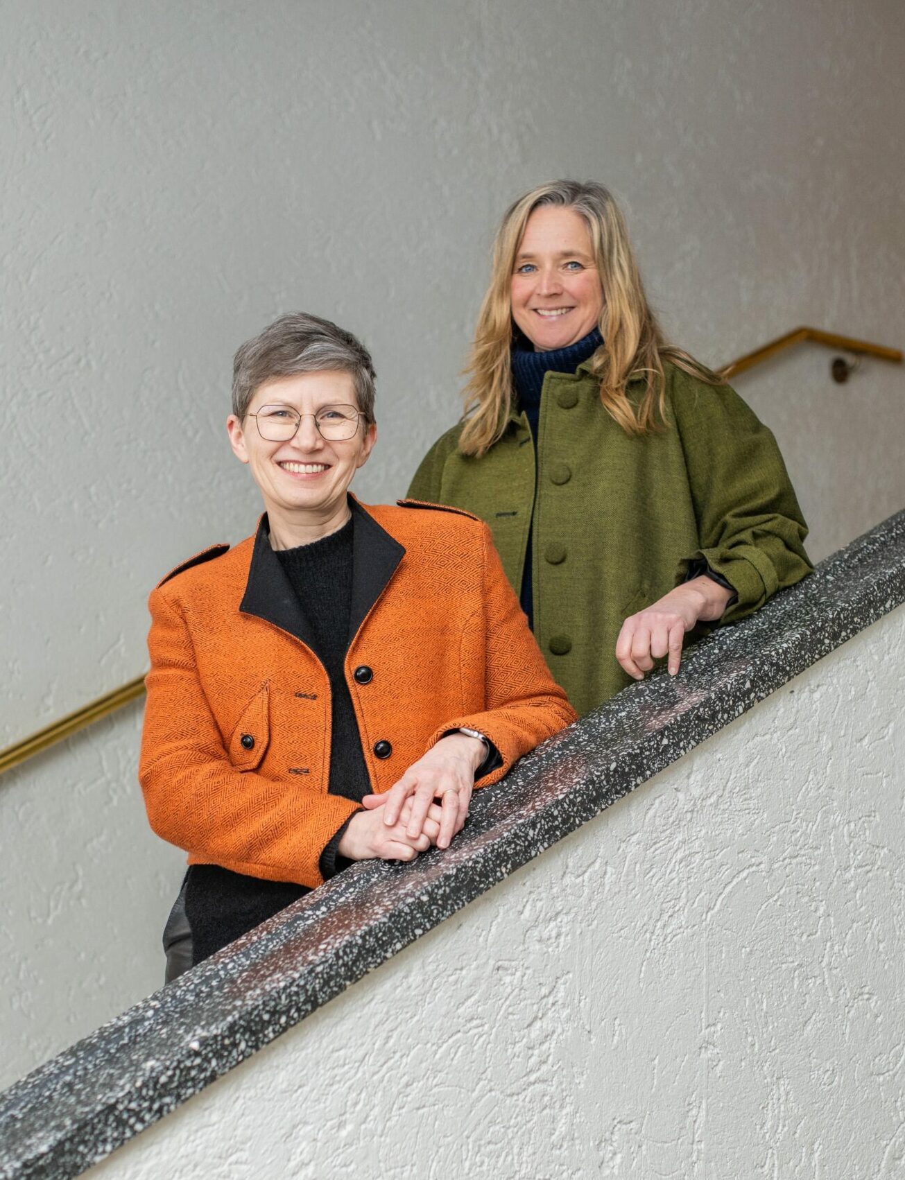 Heidi Adolfsen (t.v.) vevde tekstiler og sydde en oransje jakke og en grønn kåpe i moderne snitt. Her med Lena Aarekol fra museet, en viktig samarbeidspartner. Foto: Olga Shavrina