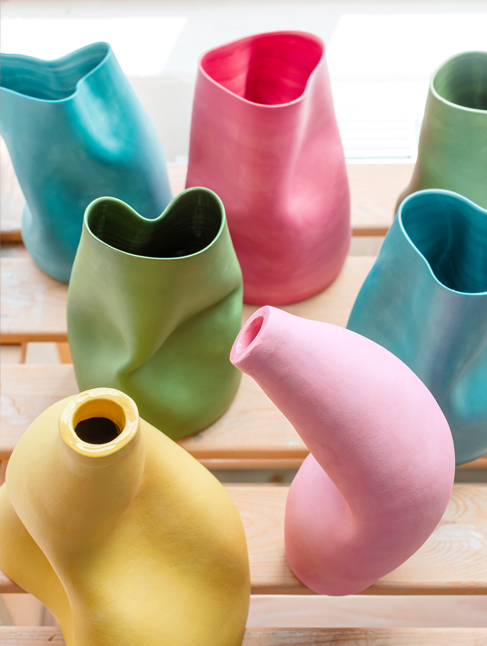 Jossolini-vaser med klare farger og bulkete, bøyde og dekonstruerte former. Foto: Astrid Waller